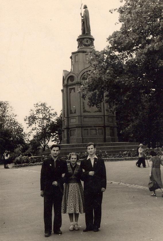 Sergiu Rădăuțanu împreună cu fratele Ion și soția acestuia. Kiev, 1958
