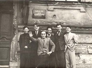Doctorandul S. Rădăuțanu alături de colegii de doctorantură